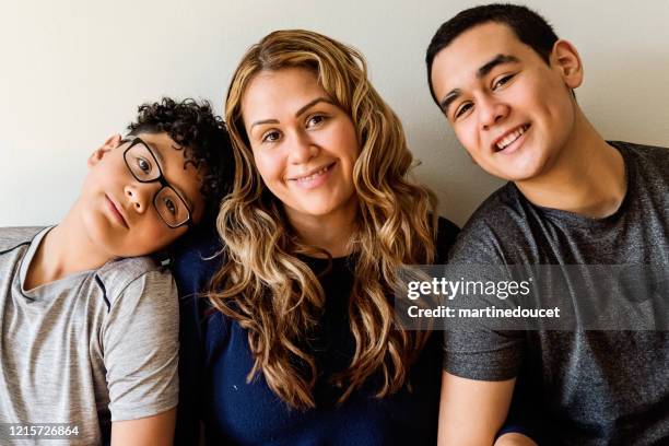 madre latinoamericana con ritratto di famiglia di ragazzi adolescenti. - famiglia con due figli foto e immagini stock