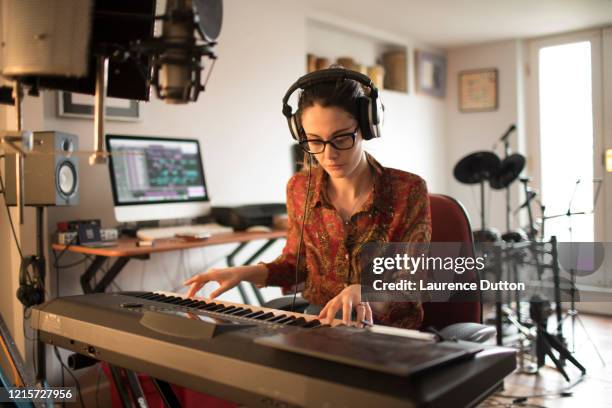 jugador de teclado pianista home studio - compositor fotografías e imágenes de stock