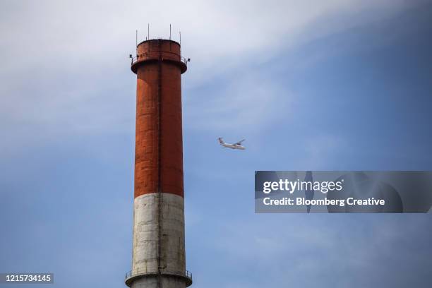 smokestacks at a coal-fired power station - delhi smog stock pictures, royalty-free photos & images
