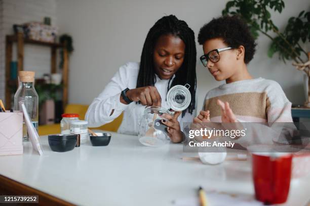 mutter und tochter machen hausgemachte zahnpasta aus natürlichen zutaten - natron stock-fotos und bilder