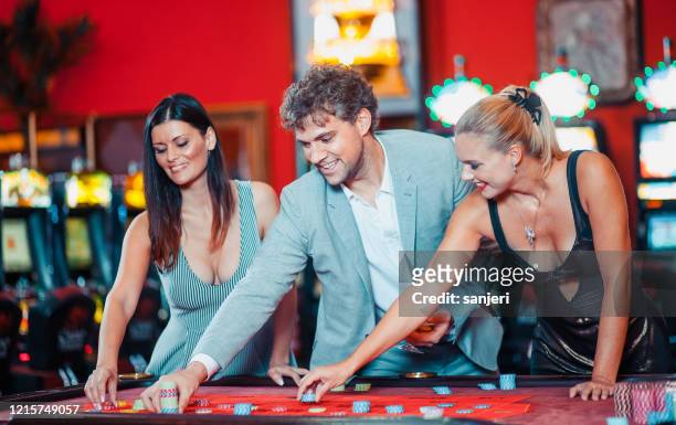 人々 はカジノでギャンブル - roulette table ストックフォトと画像