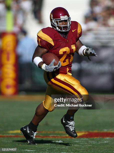 Tailback LenDale White of the University of Southern California runs up field during the game against Colorado State University at the Los Angeles...