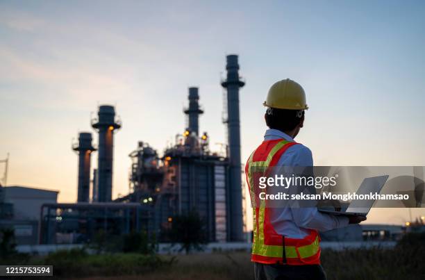 service engineer is working at electric power plant with laptop - nuclear energy - fotografias e filmes do acervo