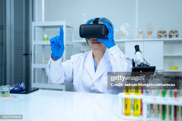 medicine doctor working with vr headset - occhiali da aviatore foto e immagini stock
