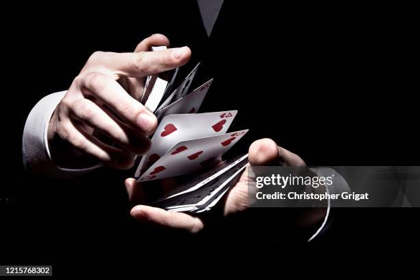 card tricks - goochelaar stockfoto's en -beelden