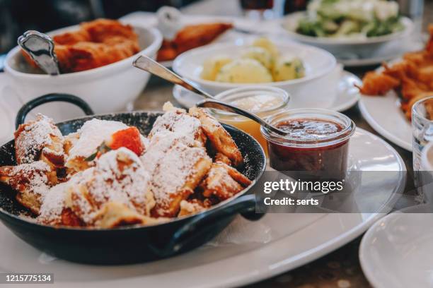 kaiserschmarrn - traditioneel oostenrijks dessert - oostenrijkse cultuur stockfoto's en -beelden