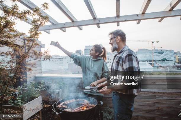 barbecue während isolation selfie - grillen balkon stock-fotos und bilder