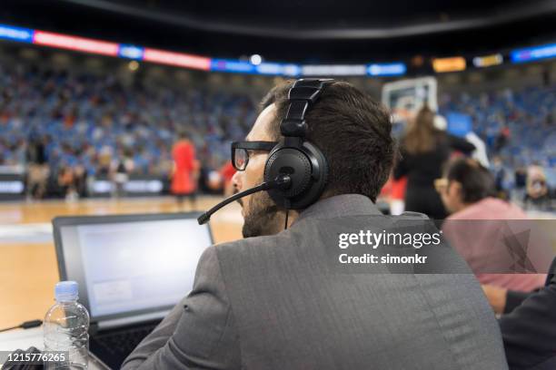 comentarista de baloncesto usando laptops - comentarista presentador fotografías e imágenes de stock