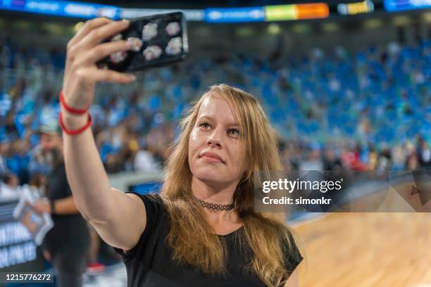 spettatore donna che si fa selfie - blonde woman selfie foto e immagini stock