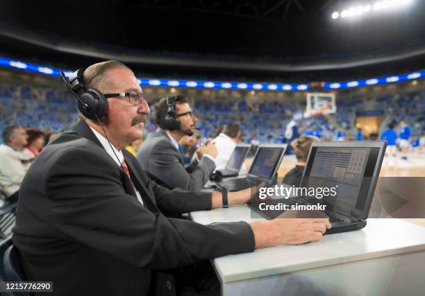 basketball-kommentatoren mit laptops - kommentator stock-fotos und bilder