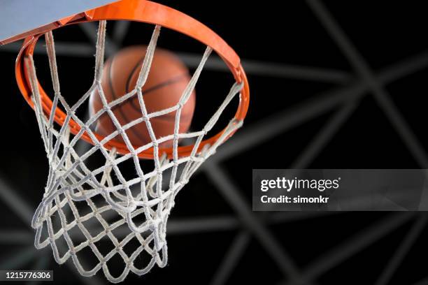 het bereiken van het basketbal aan hoop - basketball hoop stockfoto's en -beelden