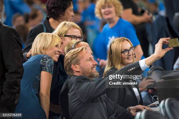 kommentatoren machen selfie mit zuschauern - moderator stock-fotos und bilder