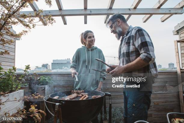 barbecue während der isolation - grillen balkon stock-fotos und bilder