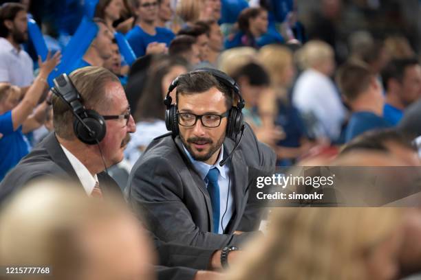 comentaristas de baloncesto mirándose unos a otros - comentarista presentador fotografías e imágenes de stock