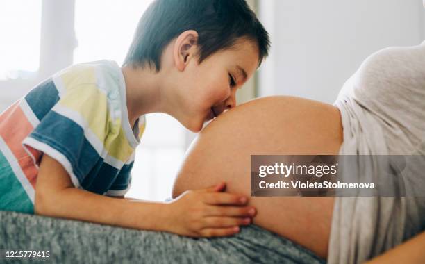 ¡no puedo esperar a ver a mi hermanita! - baby touching belly fotografías e imágenes de stock