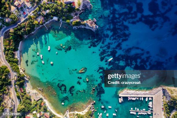 地中海の深い青い色を示す、空から撮影美しいコルフ��の海岸線の空中写真。 - ケルキラ島 ストックフォトと画像