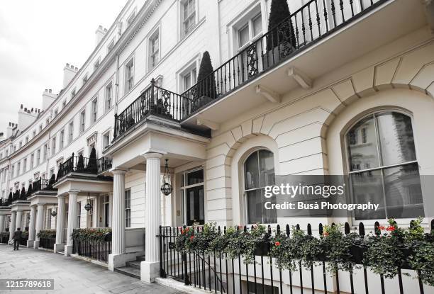luxury residential properties along grosvenor crescent in london's belgravia district, one of the uk's most expensive residential streets. london, england - belgravia london photos et images de collection