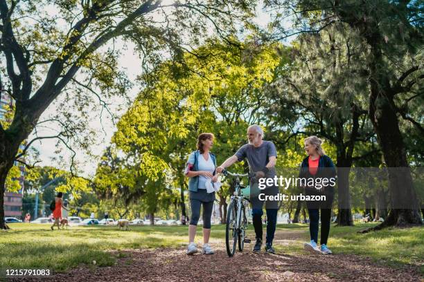 hogere mensen die actieve dag in park hebben - 3 old men jogging stockfoto's en -beelden