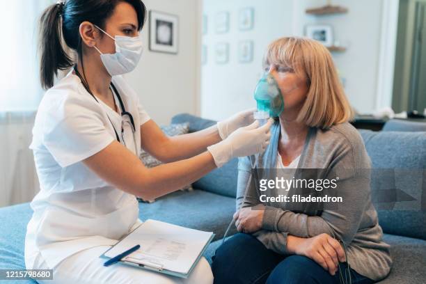 doctor's home visiting during the quarantine - vapor da respiração imagens e fotografias de stock