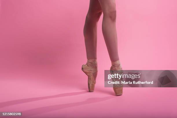 ballerina in photo studio - boulder rock stock-fotos und bilder