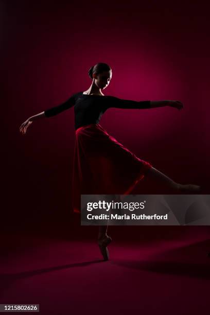 ballerina in photo studio - boulder rock stock-fotos und bilder