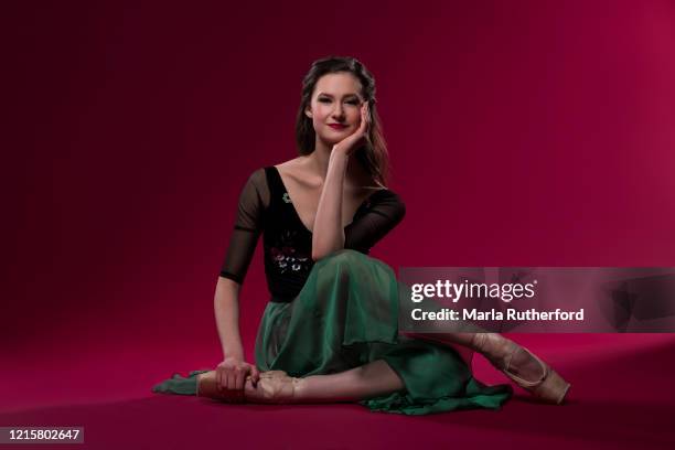 ballerina in photo studio - boulder rock stock-fotos und bilder