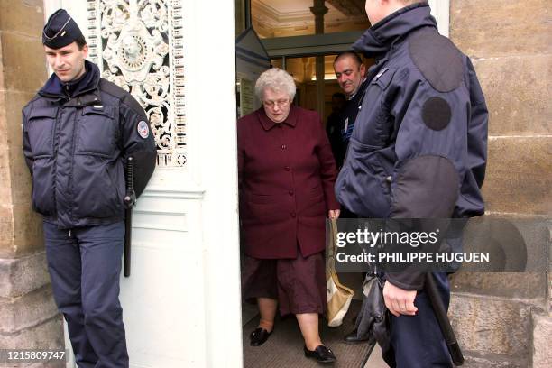 Renée L quitte, le 14 avril 2006, le tribunal de Saint-Omer après avoir été aquittée dans le procès dans lequel elle comparaîssait avec six autres...