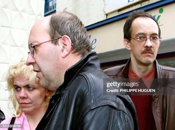 Madeleine V., Patrick D., et Sylvain D. Répondent aux journalistes devant le tribunal de Saint-Omer le 14 avril 2006, après avoir été condamnés avec...