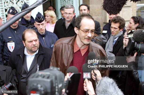 Sylvain D. Répond aux journalistes devant le tribunal de Saint-Omer le 14 avril 2006, après avoir été condamné avec ses deux frères et leurs trois...