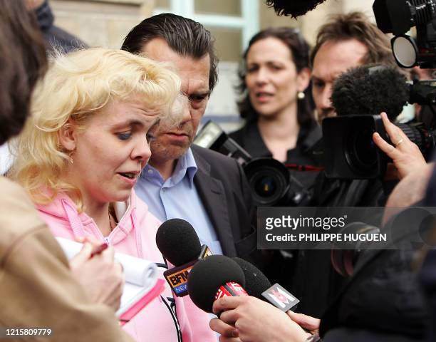 Madeleine V. Répond aux journalistes devant le tribunal de Saint-Omer le 14 avril 2006, après avoir été condamnée avec cinq autres personnes à 2 ans...