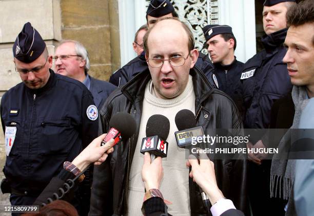 Patrick D. Répond aux journalistes devant le tribunal de Saint-Omer le 14 avril 2006, après avoir été condamné avec ses deux frères et leurs trois...