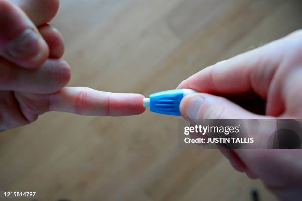 126 foto e immagini di Diabetes Finger Prick - Getty Images
