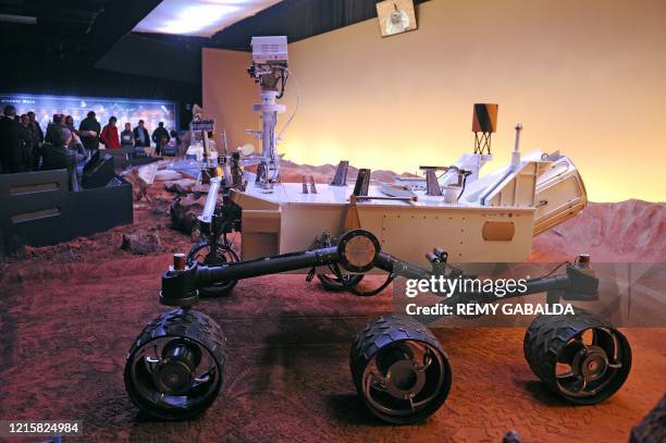 Des visiteurs de la Cité de l'Espace de Toulouse assistent, le 16 février 2012, à l' exposition consacrée à la découverte de la planète Mars ainsi...