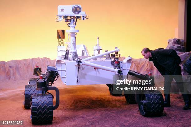 Un visiteur de la Cité de l'Espace de Toulouse assiste, le 16 février 2012, à l' exposition consacrée à la découverte de la planète Mars ainsi qu'aux...