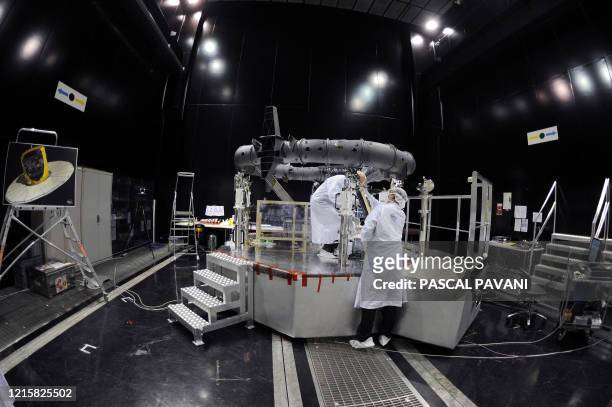 Des employés de la société Astrium, filiale espace du groupe européen EADS, travaillent le 24 septembre 2010 sur le corps d'un télescope dans le...