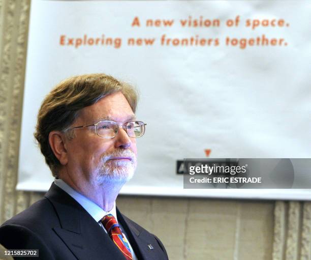 Le prix Nobel 2006 de physique, l'Américain George F. Smoot, assiste à la présentation à la presse du satellite Planck dans les ateliers d'Alcatel...