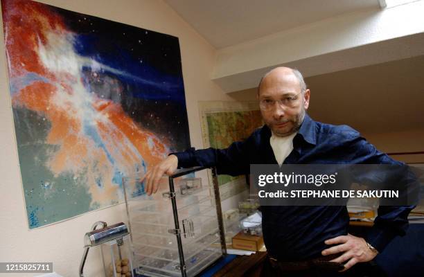 Le directeur du laboratoire d'études de la matière extra-terrestre du Museum national d'histoire naturelle, François Robert, pose dans son bureau, le...