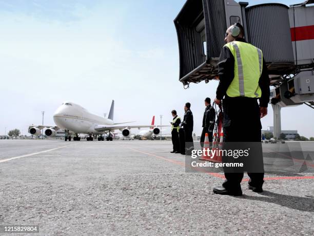 lavoratori di terra aeroportuali - airport ground crew foto e immagini stock