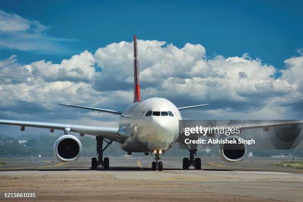 aircraft stock photo - landing foto e immagini stock