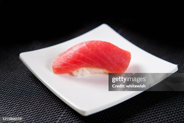sushi de atún - nigiri fotografías e imágenes de stock