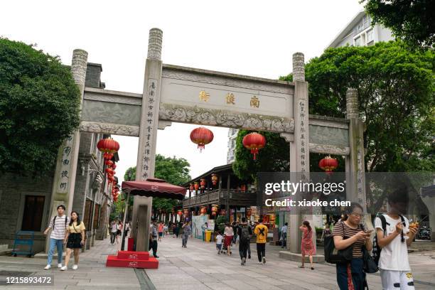 arco conmemorativo de "sanfang qixiang" y "nanhou street" en fuzhou, chinafuzhou, china "sanfanqixian" "nanhoujie" arco conmemorativo - fuzhou fotografías e imágenes de stock