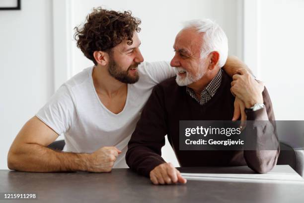 vater und sohn - gesellschaftsgeschichte stock-fotos und bilder