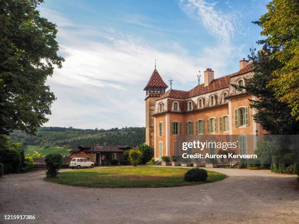 village of monthelie, burgund, frankreich - castle france stock-fotos und bilder