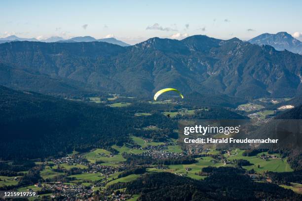 paraglider drachenflieger am königssee in berchtesgaden - drachenflieger stock pictures, royalty-free photos & images