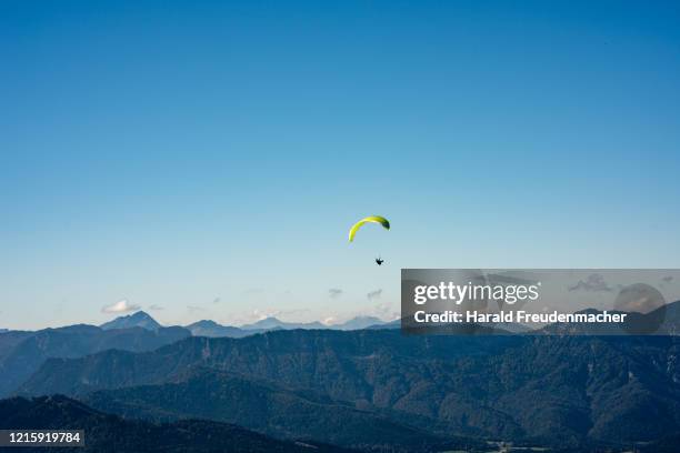 paraglider drachenflieger am königssee in berchtesgaden - drachenflieger stock pictures, royalty-free photos & images