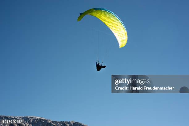 paraglider drachenflieger am königssee in berchtesgaden - drachenflieger stock pictures, royalty-free photos & images