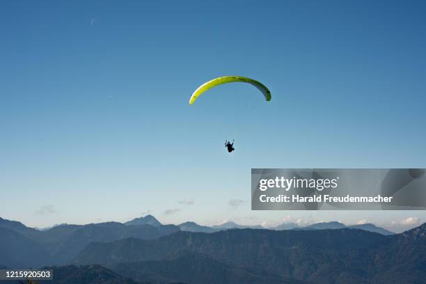 paraglider drachenflieger am königssee in berchtesgaden - drachenflieger stock pictures, royalty-free photos & images