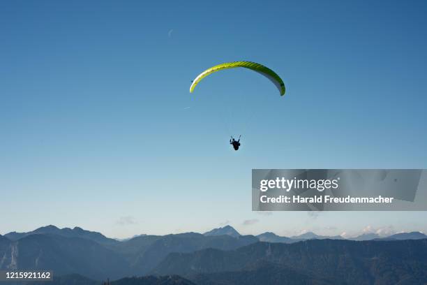 paraglider drachenflieger am königssee in berchtesgaden - drachenflieger stock pictures, royalty-free photos & images