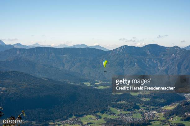 paraglider drachenflieger am königssee in berchtesgaden - drachenflieger stock pictures, royalty-free photos & images