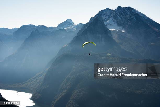 paraglider drachenflieger am königssee in berchtesgaden - drachenflieger stock pictures, royalty-free photos & images